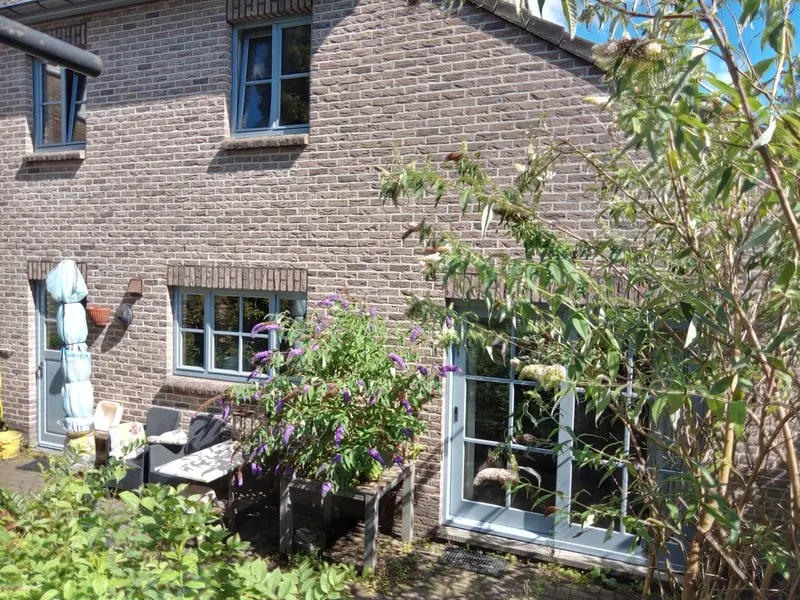 Gevel met grijsblauwe kozijnen