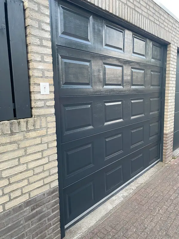 Antracietkleurige garagedeur