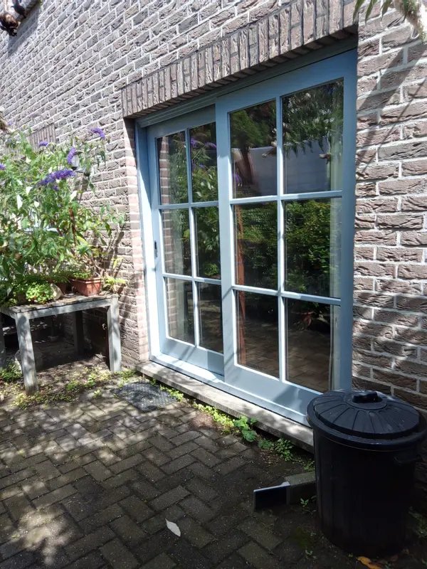 Schuifpui met grijze kozijnen
